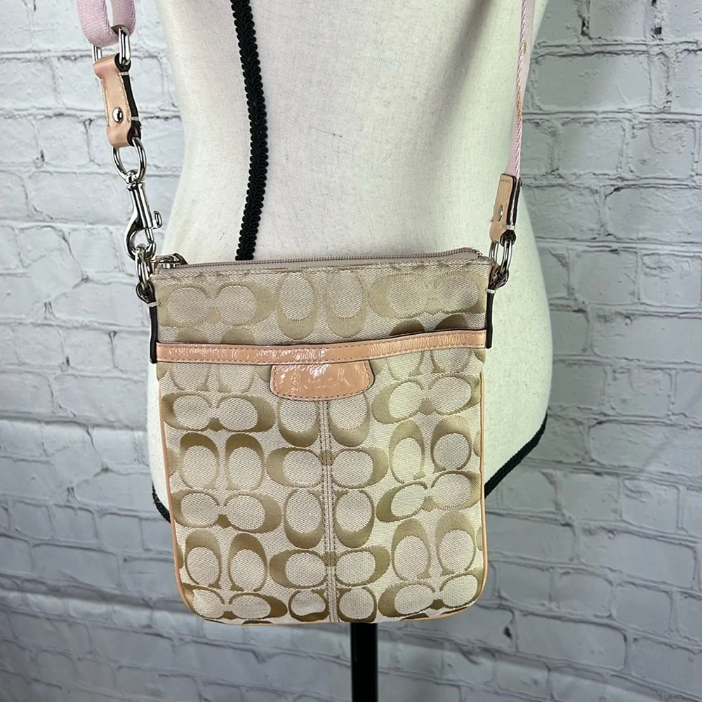 ⭐️Coach crossbody pink strap 8x7